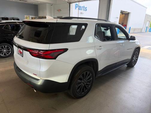 Iridescent Pearl Tricoat 2023 Chevrolet Traverse RS