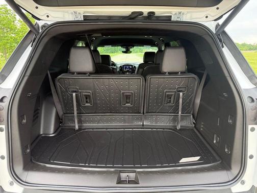 Iridescent Pearl Tricoat 2023 Chevrolet Traverse RS