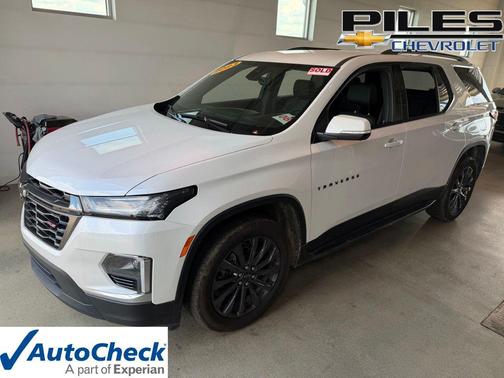 Iridescent Pearl Tricoat 2023 Chevrolet Traverse RS