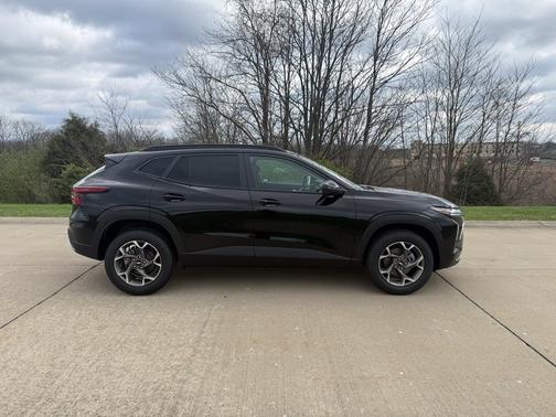 Mosaic Black Metallic 2026 Chevrolet Trax LT