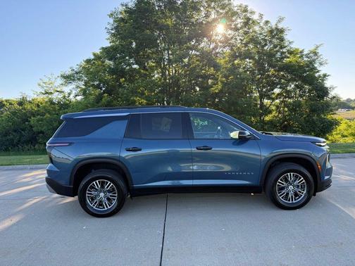 Lakeshore Blue Metallic 2024 Chevrolet Traverse LT