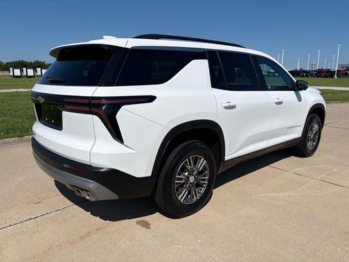Summit White 2026 Chevrolet Traverse LT