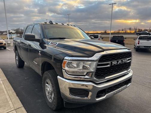 2022 RAM 2500 Tradesman Crew Cab 4x4 6'4' Box