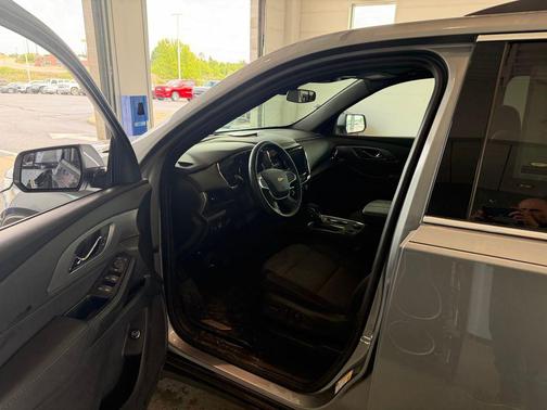 Sterling Gray Metallic 2023 Chevrolet Traverse LT Cloth