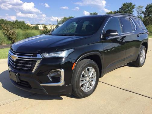 Mosaic Black Metallic 2023 Chevrolet Traverse LT