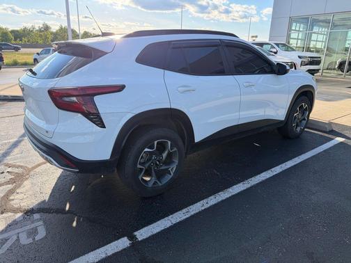 Summit White 2024 Chevrolet Trax LT