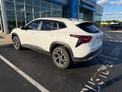 Summit White 2024 Chevrolet Trax LT