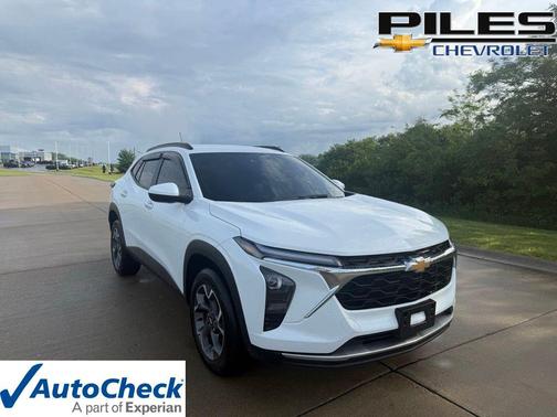 Summit White 2024 Chevrolet Trax LT
