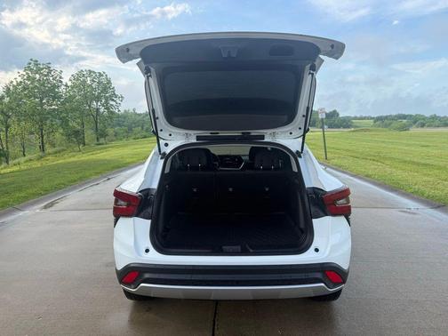 Summit White 2024 Chevrolet Trax LT