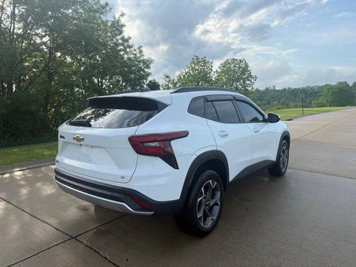 Summit White 2024 Chevrolet Trax LT