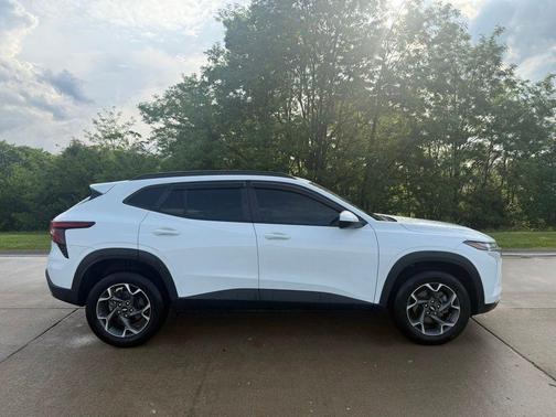 Summit White 2024 Chevrolet Trax LT