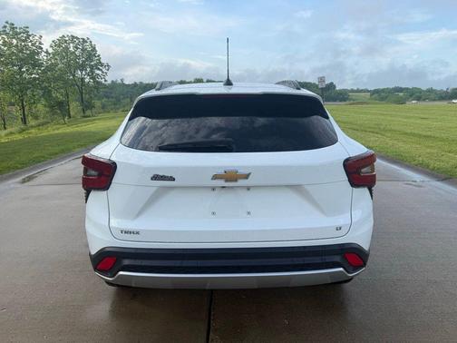 Summit White 2024 Chevrolet Trax LT