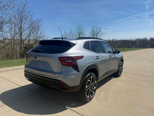 Sterling Gray Metallic 2025 Chevrolet Trax FWD 2RS