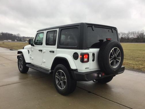 2023 Jeep Wrangler 4-Door Sahara 4x4