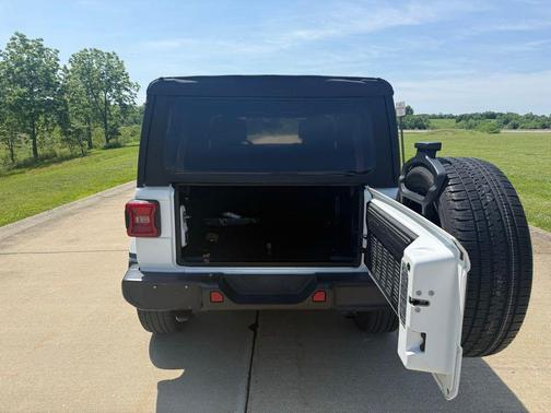 Bright White Clearcoat 2018 Jeep Wrangler Unlimited Sahara