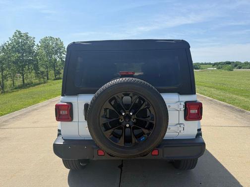 Bright White Clearcoat 2018 Jeep Wrangler Unlimited Sahara