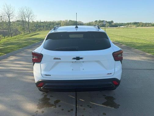 Summit White 2026 Chevrolet Trax FWD 2RS