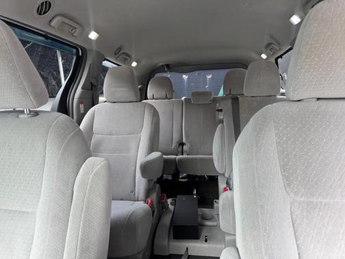 White 2015 Toyota Sienna LE