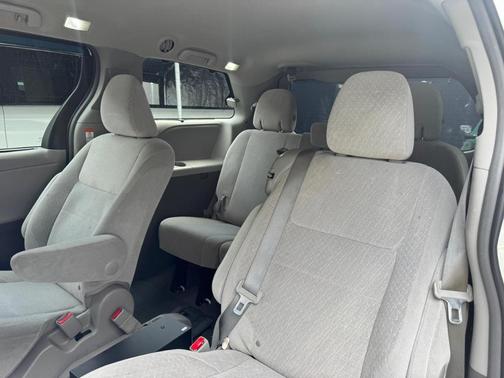 White 2015 Toyota Sienna LE