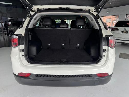 White 2018 Jeep Compass Latitude