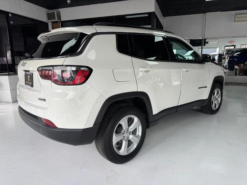 White 2018 Jeep Compass Latitude