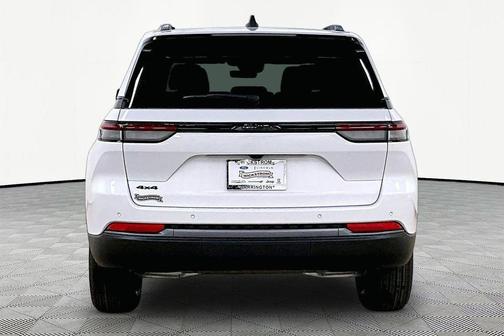 Bright White Clearcoat 2026 Jeep Grand Cherokee Laredo