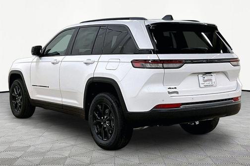 Bright White Clearcoat 2026 Jeep Grand Cherokee Laredo