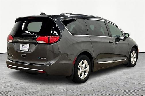 2017 Chrysler Pacifica Hybrid Platinum