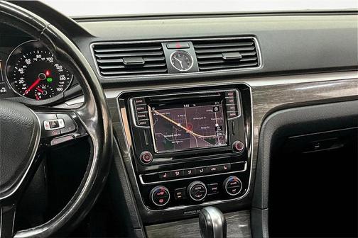 2017 Volkswagen Passat 1.8T SE w/Technology