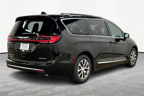2025 Chrysler Pacifica Hybrid Pinnacle