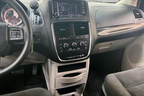 Brilliant Black Crystal Pearlcoat 2018 Dodge Grand Caravan SE