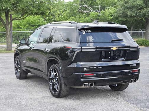 Mosaic Black Metallic 2025 Chevrolet Traverse High Country