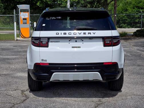 Fuji White 2024 Land Rover Discovery Sport Dynamic SE