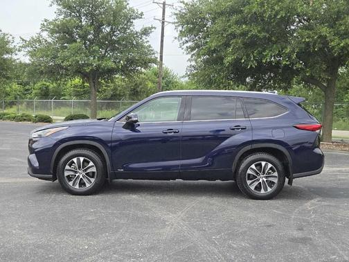 2022 Toyota Highlander Hybrid XLE