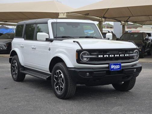 Oxford White 2025 Ford Bronco Outer Banks
