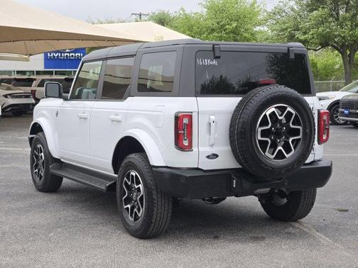 Oxford White 2025 Ford Bronco Outer Banks