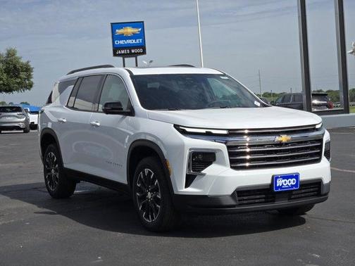 Summit White 2026 Chevrolet Traverse LT