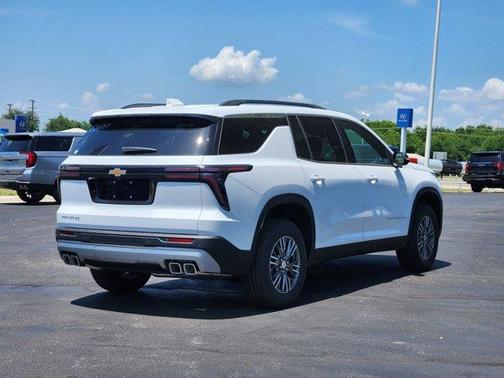 Summit White 2026 Chevrolet Traverse LT