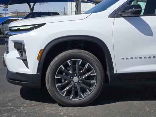 Summit White 2026 Chevrolet Traverse LT