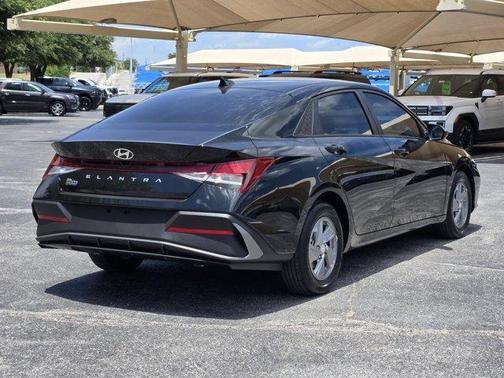 Black 2026 Hyundai ELANTRA SE