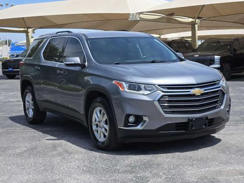 Satin Steel Metallic 2018 Chevrolet Traverse LT Cloth