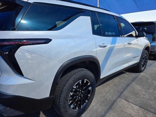 Iridescent Pearl Tricoat 2024 Chevrolet Traverse Z71