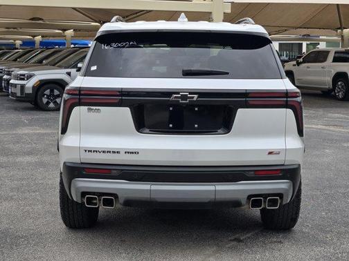Iridescent Pearl Tricoat 2024 Chevrolet Traverse Z71