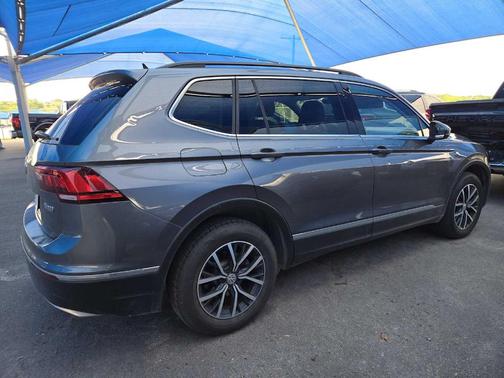 Platinum Gray Metallic 2020 Volkswagen Tiguan 2.0T SE