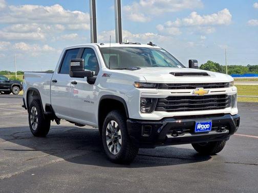 Summit White 2026 Chevrolet Silverado 2500 Custom