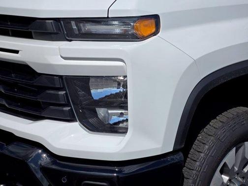 Summit White 2026 Chevrolet Silverado 2500 Custom