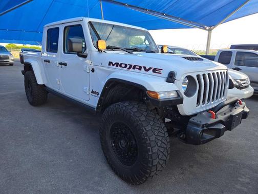 Bright White Clearcoat 2023 Jeep Gladiator Mojave