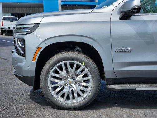 2025 Chevrolet Suburban LT