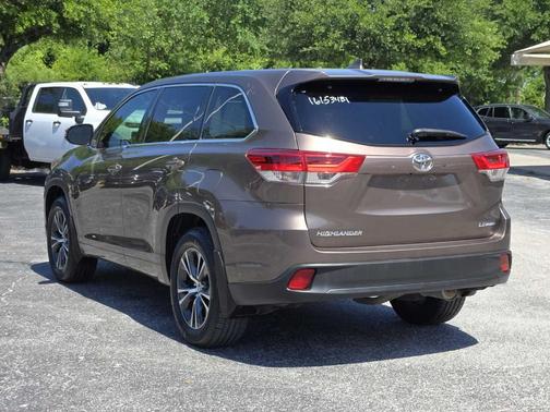 Toasted Walnut Pearl 2018 Toyota Highlander LE