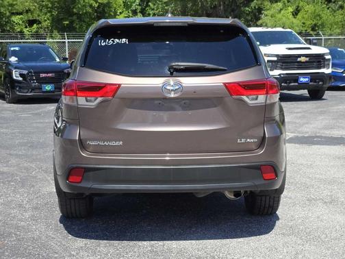 Toasted Walnut Pearl 2018 Toyota Highlander LE
